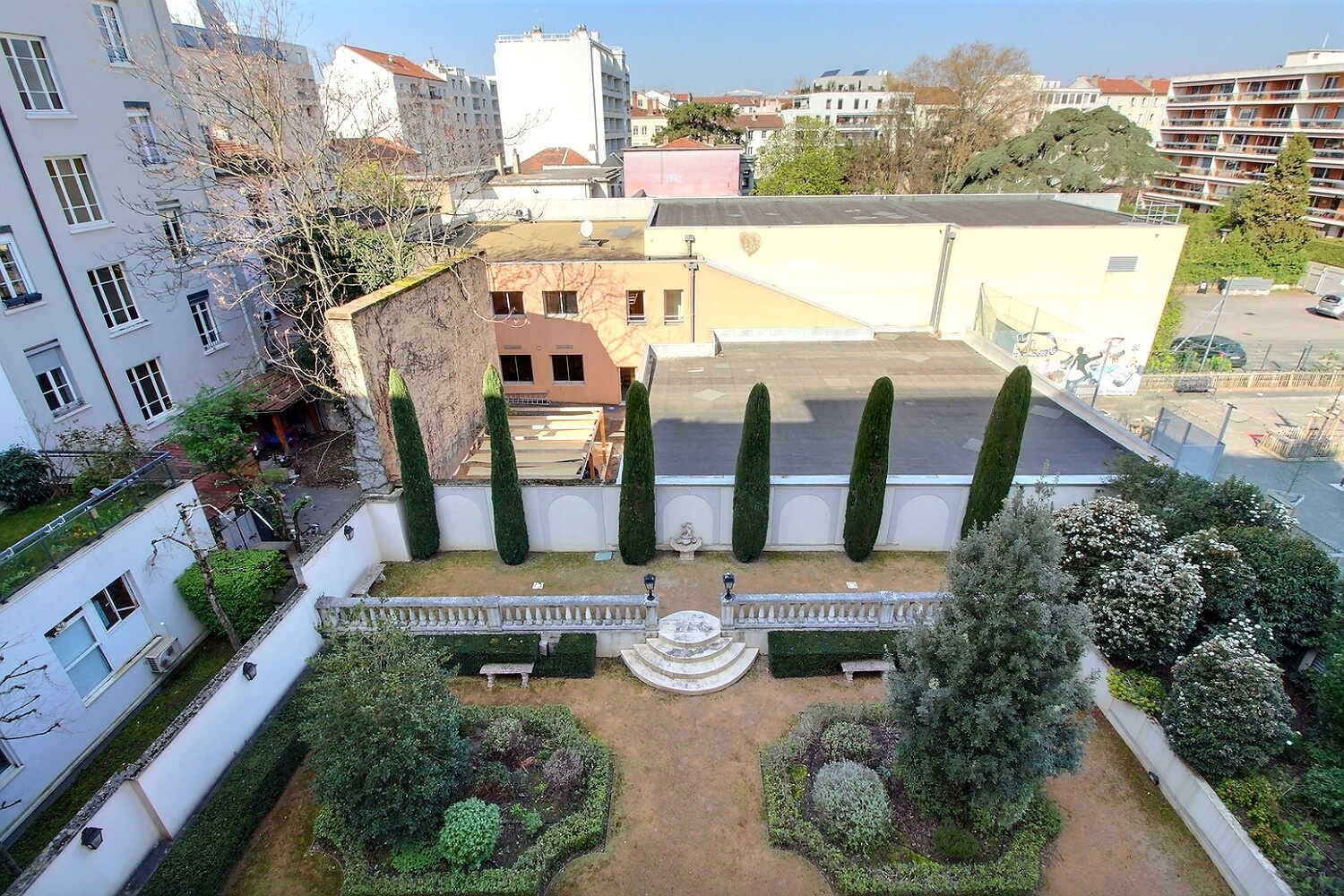 COEUR MONPLAISIR : T2 en étage élevé, calme et sans vis à vis avec garage et cave